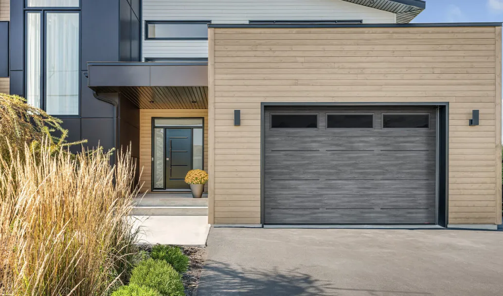 Standard+ Vog, 12’ x 8’, Gris patiné Faux bois, fenêtres Satiné noir / Agencement : porte d'entrée Novatech, modèle Vog