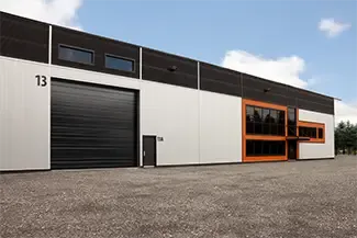 S-24, 20' x 18', Noir commercial