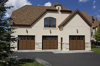 Princeton P-12, 9' x 8', portes et moulures Noyer chocolaté Faux bois, fenêtres Panoramique 8 carreaux avec verre Clair