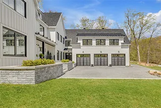 Princeton P-12, 11' x 9', portes et moulures Noir, fenêtres Panoramique avec verre Clair / Agencement : porte d'entrée Novatech, modèle Victoria