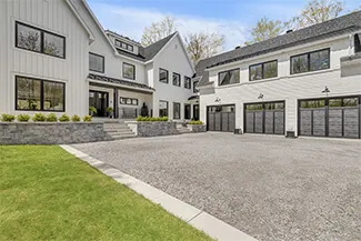 Princeton P-12, 11' x 9', portes et moulures Noir, fenêtres Panoramique avec verre Clair / Agencement : porte d'entrée Novatech, modèle Victoria