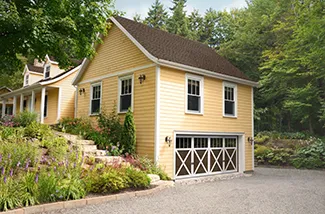 Princeton P-21, 18' x 7', Porte Noyer chocolaté Faux bois et moulures Blanc glacier, fenêtres Panoramique 4 rectangles avec verre Clair