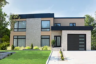 Standard+ Uni, 10' x 8' 6'', Noir, fenestration Harmonie droite avec verre Céleste / Agencement : porte d'entrée Novatech avec verre Céleste