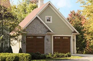 Standard+ Shaker-Plat XL, 10' x 9', Noyer chocolaté Faux bois, fenêtres avec Appliques Stockton