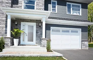 Standard+ Shaker-Plat XL, 12' x 8', Blanc glacier, fenêtres Chinchilla. Agencement : porte d'entrée Novatech avec verre Azur