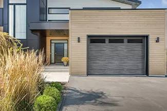 Standard+ Vog, 12' x 8', Gris patiné Faux bois, fenêtres Satiné noir / Agencement : porte d'entrée Novatech, modèle Vog
