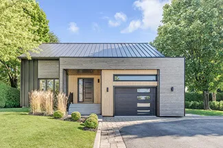 Standard+ Vog, 9' x 7', Noir, fenestration Harmonie droite avec verre Clair / Agencement : porte d'entrée Novatech, modèle Vog