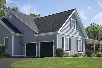 Vantage Classique Court, 9' x 7', Noir froid, fenêtres avec Appliques Richmond