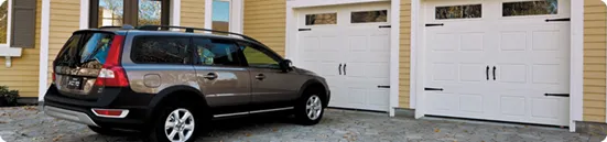 une auto devant des portes de garage