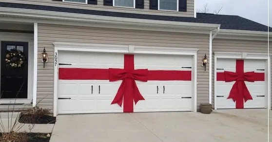 Décoration sur une porte de garage