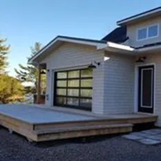 patio avec une porte de garage