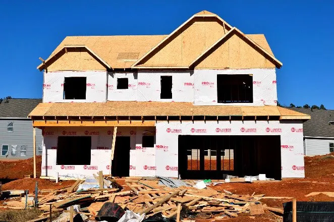 Maison en construction avec portes de garage double