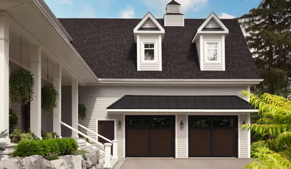 Maison extérieur style Farmhouse moderne, 2 étages, blanc et noir, portes de garage simple