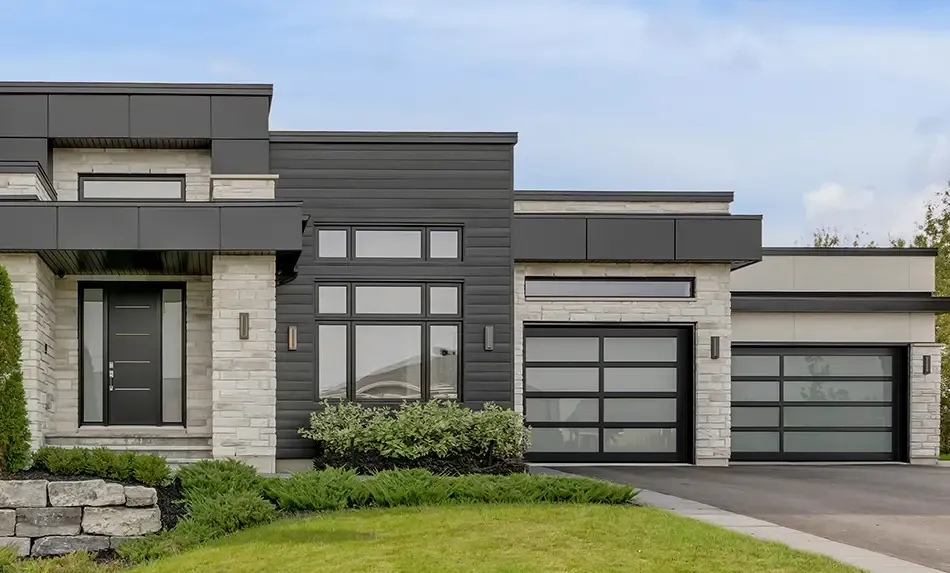 Deux portes de garage toutes vitrées California, de Garaga, parfaites pour rehausser ce modèle de maison de contemporain moderne
