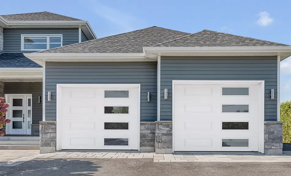 Une maison de style traditionnel révovée avec une touche plus moderne, les portes de garage Garaga ont des fenêtres Harmonie Gauche avec le nouveau verre Tinté