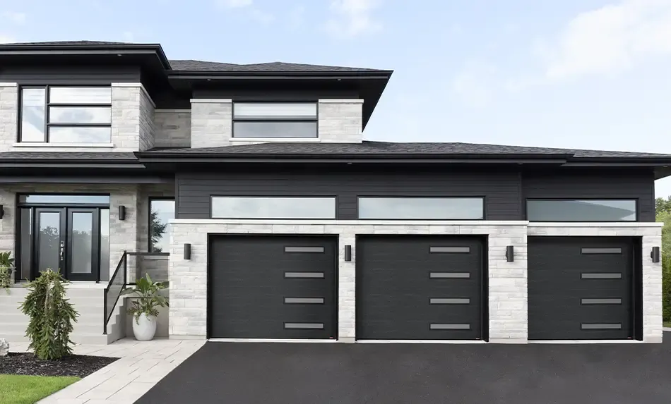 Maison moderne avec nouvelles portes de garage sectionnelles contemporaines Garaga, design Uni, couleur Noir, avec fenêtres minces horizontales