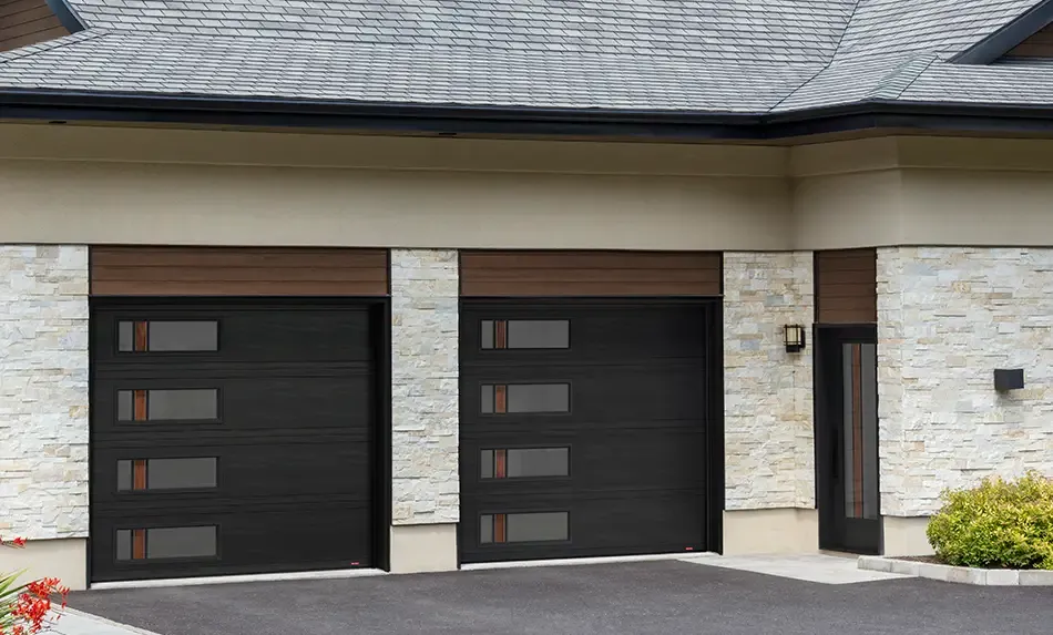 Maison traditionnelle de style bungalow rénovée en style transitionnel, porte d’entrée Novatech et portes de garage Garaga noires avec verre Zen noyer