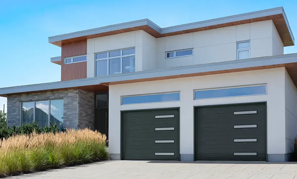 Portes contemporaines Garaga: portes de garage avec fenêtres horizontales minces et Garaga nouvelle couleur Minerai de fer, parfaite pour cet extérieur Japandi.