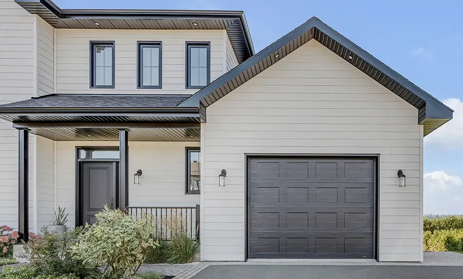 Maison de style Farmhouse moderne en Blanc et Noir avec une porte de garage Garaga, faite au Canada, design Shaker-Plat CC en noir