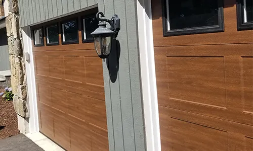Portes de garage Standard+ Shaker-Plat CC, 9' x 7', Noyer chocolaté Faux bois, fenêtres Clair