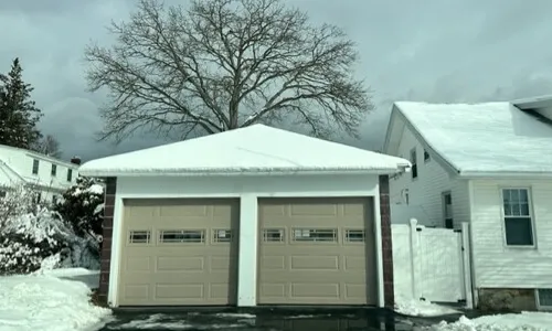 Porte de garage Acadia 138 Classique MIX, 8' x 7', Argile, fenêtres avec Appliques Prairie