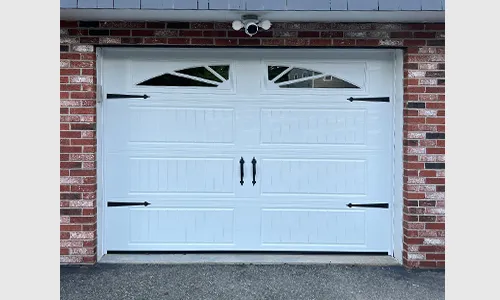 Porte de garage Acadia 138 North Hatley LP, 9' x 6'6'', Blanc glacier, Fenêtres Clair avec appliques Williamsburg