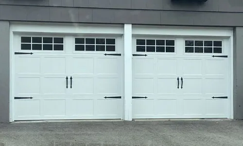 Maison grise avec portes de garage Shaker-CS Court, 9' x 7', Blanc, fenêtres Orion 8 carreaux