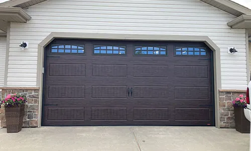 Porte de garage Standard+ North Hatley LP, 16' x 8', Noyer foncé Faux bois, fenêtres Clair