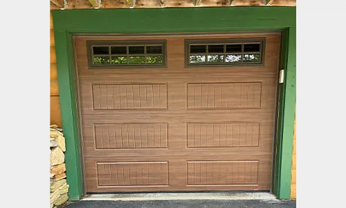 Porte de garage Acadia 138 North Hatley LP, 9' x 7', Noyer chocolaté Faux bois, fenêtres Clair avec applique Richmondt