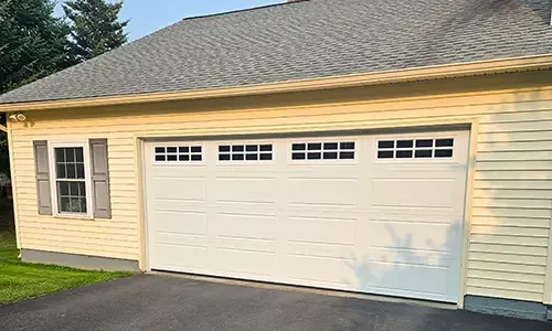 Garage jaune avec porte de garage North Hatley LP, 16' x 7, Blanc glacier
