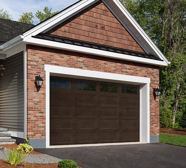 Portes de garage Regal de Style Traditionnel avec le design Shaker‑Plat Long de couleur Noyer foncé
