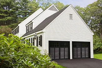 Princeton P-12, 8' x 7', Gris patiné Faux bois et moulures Noir, fenêtres Panoramique 8 carreaux avec verre Clair